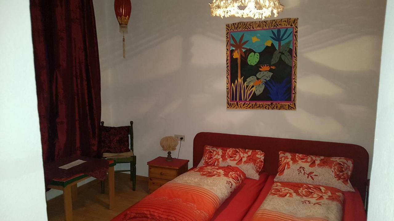 Großes Doppel-/Zweibettzimmer